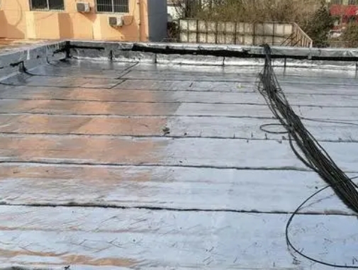 涿州市卫生间漏水维修公司分享下涿州市屋面楼顶防水刚性防水层施工要点。
